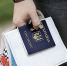 Сотни тысяч людей мечтают сменить синий паспорт с тризубом на красный с орлом. А чиновники их не берут. - Комсомольская Правда Самара