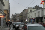 Сумская улица — одна из центральных улиц Харькова, излюбленное место для променада у харьковчан. Власти города сохранили на проезжей части брусчатку и для поднятия духа патриотизма украсили всю улицу национальными желто-синими флагами. Фото: Мария ОРЛОВА