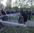 В первый же день протестующие уронили забор, огораживающий сквер. Фото: Алексей БУЛАТОВ - Комсомольская Правда Самара