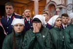 Особенно выделялись среди прихожан волонтеры. Девчонки и мальчишки в зеленых куртках были призваны помогать священнослужителям. Фото: Светлана МАКОВЕЕВА