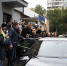 Когда артист выходил из центра, рядом уже собралась толпа Фото: Ксения ТИМОФЕЕВА - Комсомольская Правда Самара