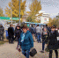 Из подъезжающих автобусов выходят все новые десятки людей с цветами Фото: Екатерина Семенова - Комсомольская Правда Самара