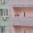В Самаре на видео попало спасение полицейским девушки, угрожавшей прыгнуть с балкона - Волга Ньюс