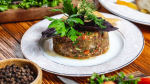 Вот так холодец — всем хозяйкам на зависть: всегда вкусный, крепкий и прозрачный, как слеза — и на Новый год и на день рождения