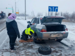 В Самарской области сотрудники Госавтоинспекции оказали помощь девушке- водителю, попавшей в трудную ситуацию на загородной трассе