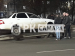 На проспекте Кирова в Самаре LADA Priora напоролась днищем на отбойник