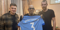 В Самаре игроки «КС» подарили Шуфутинскому клубную футболку с номером 3 - ProGorodSamara.Ru