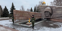 Самарцы несут цветы к Вечному Огню в День Неизвестного Солдата - ГТРК Самара