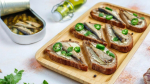 Улетят первыми с новогоднего стола: сырные бутерброды со шпротами — вкусная закуска на праздники