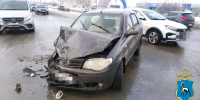 В Тольятти иномарка "проскочила" на красный и врезалась в автобус - Губерния ТВ