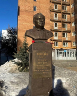 Самарские коммунисты и комсомольцы возложили цветы к памятнику легендарного конструктора Сергея Королева