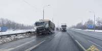 В Самарской области 3 марта пострадал водитель в аварии с двумя грузовиками - Губерния ТВ