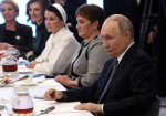 Владимир Путин в преддверии 8 марта встретился с подопечными и сотрудницами фонда «Защитники Отечества»