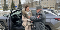 Сотрудники Госавтоинспекции Самарской области провели праздничную акцию «Цветы для Автоледи» - ГУ МВД Самарской области