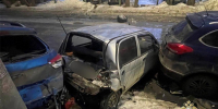 В Самаре водитель Mercedes снес три припаркованных машины - Волга Ньюс