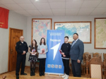 Помимо паспорта подросткам вручили памятные подарки: издания Конституции Российской Федерации, и блокноты с символикой «Движение Первых».