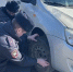 В Самаре полицейские помогли женщине на дороге поменять колесо - Губерния ТВ