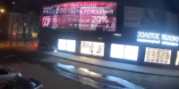 В Самаре легковушка врезалась в ТЦ на Московском шоссе, протаранив ограждение - ГТРК Самара