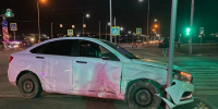 Под Самарой LADA Vesta отлетела в дорожный знак после удара о внедорожник - РегионСамара.Ru