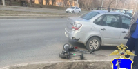 В Самаре мужчина на самокате врезался в «Гранту» и повредил ногу - Комсомольская Правда Самара