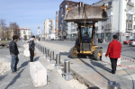 На площади Куйбышева начали устанавливать противотаранные столбы