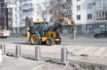 На площади Куйбышева начали устанавливать противотаранные столбы