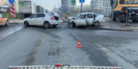 В Самаре «Приору» отбросило на ограждения после столкновения с «Логаном» - Комсомольская Правда Самара
