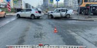 В Самаре «Приора» улетела в ограждения из-за столкновения с «Логаном» 26 апреля - ProGorodSamara.Ru