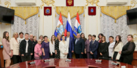 Сегодня вручили первые в 2025 году денежные сертификаты выпускникам школ, которые показали хорошие результаты в учебе, спорте, творчестве и добровольчестве. - НИА Самара