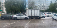 В Самаре из-за столкновения легковушка влетела в три припаркованных машины - Комсомольская Правда Самара