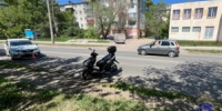 В Самаре водитель упал со скутера, а тот отбросило на иномарку - НИА Самара