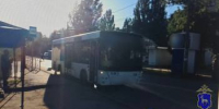 Водитель автобуса не заметил зажатую дверью сумку и травмировал пассажирку в Советском районе - Samaratoday.ru