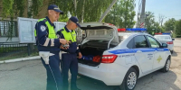 В Самарской области полицейские на трассе помогли поменять водителю колесо - Губерния ТВ