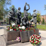 Состоялась церемония торжественного возложения цветов к скульптурной композиции «Наследие и наставничество».