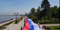 В Самаре развернули 700-метровый триколор на набережной в честь Дня России - Комсомольская Правда Самара