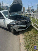 В Промышленном районе Самары легковушка врезалась в другую, а та в забор