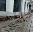 Тротуар просел, колонны повисли в воздухе: в Самаре у нового дома на ул. Степана Разина земля уходит из-под ног - Комсомольская Правда Самара