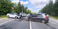 В Самарской области на трассе лоб в лоб столкнулись Toyota Auris и LADA Vesta - Губерния ТВ