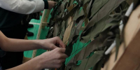 Волонтеры "Покров 63" в День ВДВ плели маскировочные сети для фронта - Губерния ТВ