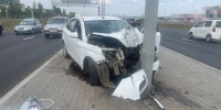 В Самаре водитель «Весты» погиб после наезда на бордюр и столб 2 августа - Комсомольская Правда Самара