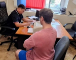 В Самаре нашли самокатчика, посадившего девушку на плечи