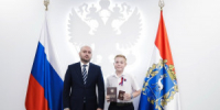 Глава региона, начиная церемонию, поздравил ребят с Днем Государственного флага РФ. - НИА Самара