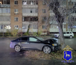 В Самарской области Volkswagen протаранил дерево, пострадала девушка