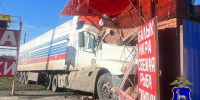 Под Сызранью водитель фуры врезался в рыбный магазин - Волга Ньюс