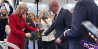 Вице-премьеру России Дмитрию Чернышенко на форуме в Самаре подарили санки - Волга Ньюс