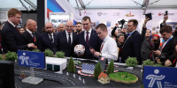 Дмитрий Чернышенко и Вячеслав Федорищев наградили победителей фиджитал-турнира "Кубок Победы. Волга" - Волга Ньюс
