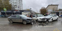 Двое человек пострадали при столкновении Lada Granta и двух Skoda в Самаре - Волга Ньюс