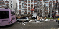 Автобус в Самаре врезался в грузовик и уронил дерево на автомобиль - Самарская Газета
