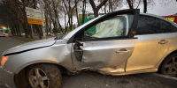 Водитель Chevrolet врезался в дерево в Кировском районе Самары - Комсомольская Правда Самара