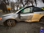 Водитель Chevrolet врезался в дерево в Кировском районе Самары